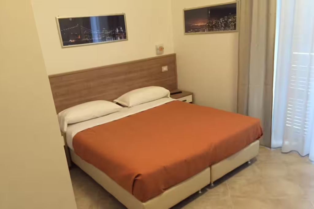 Double room (full double bed)
