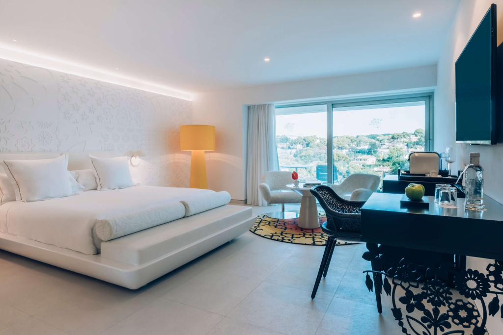Double Junior Suite with partial sea view (full double bed)