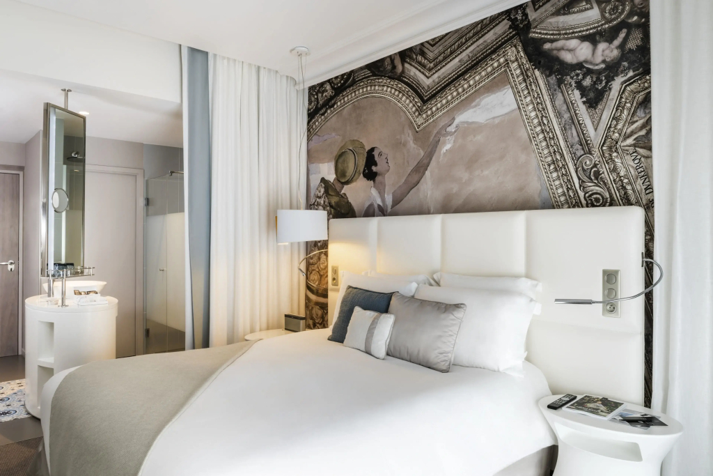 Queen of the Beaches Double Suite with sea view full double bed