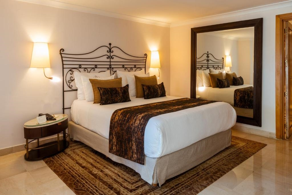 Double Suite with pool view (full double bed)