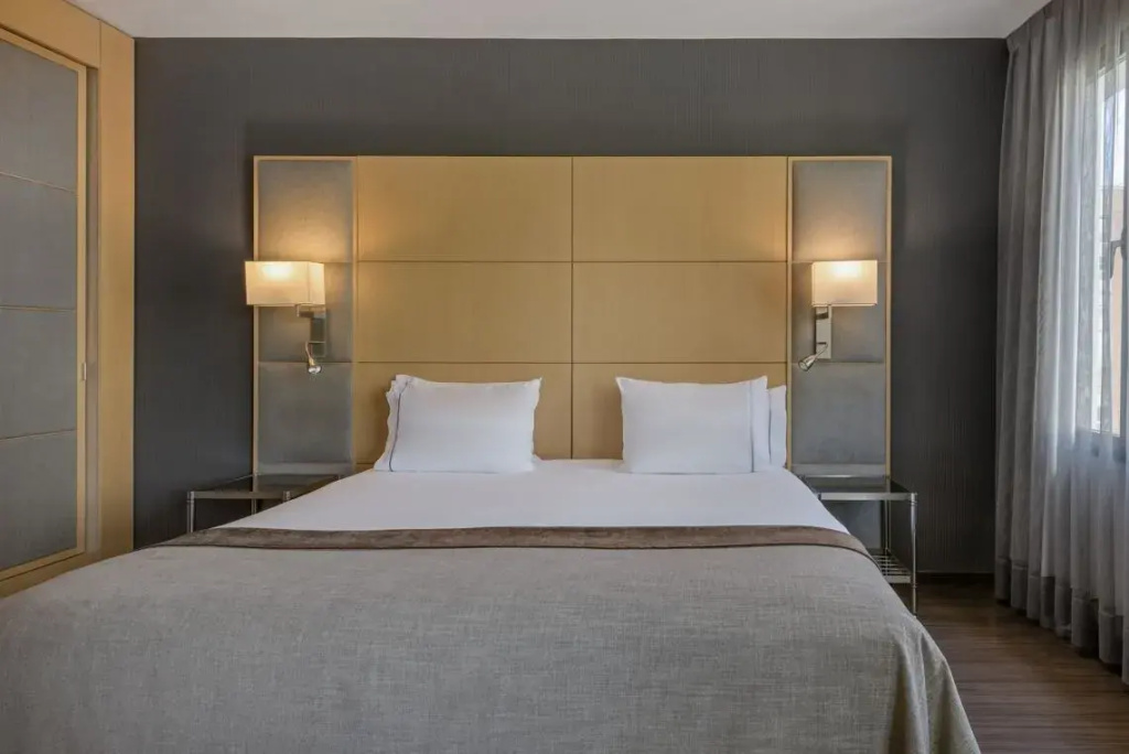 Standard Double room with street view, king size bed, full double bed room photo 1