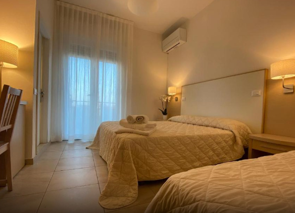 Triple room with partial sea view