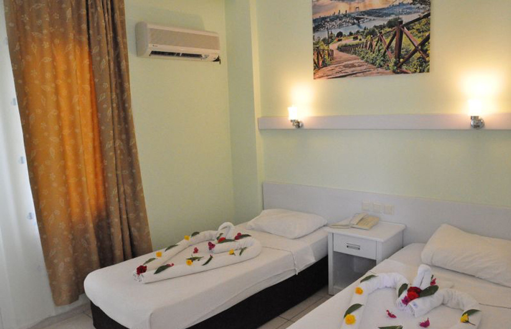 Standard Triple room with partial sea view