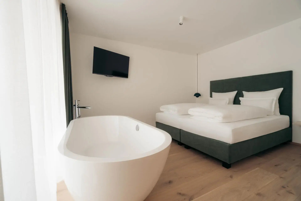 Garden Double Suite (full double bed)