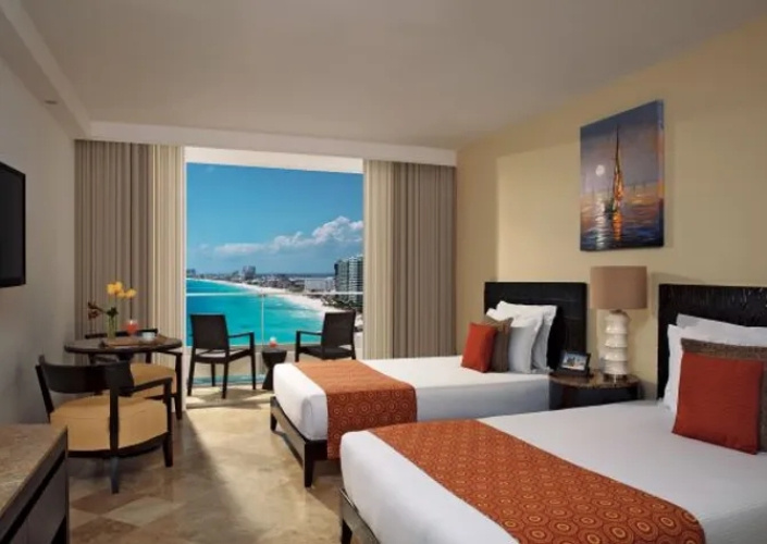 Deluxe Double room with balcony and oceanfront twin beds