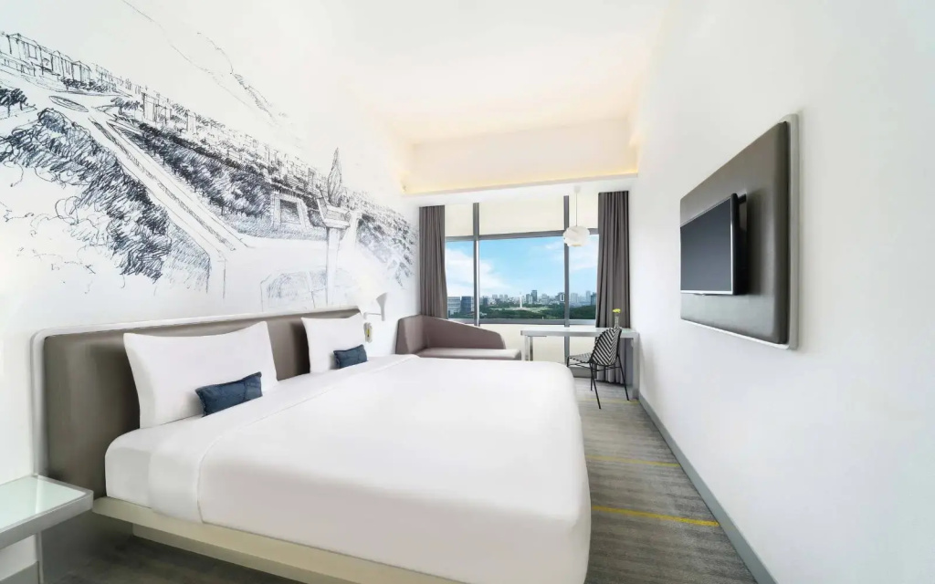 YELLO Hotel Harmoni Jakarta - Tap to explore photos