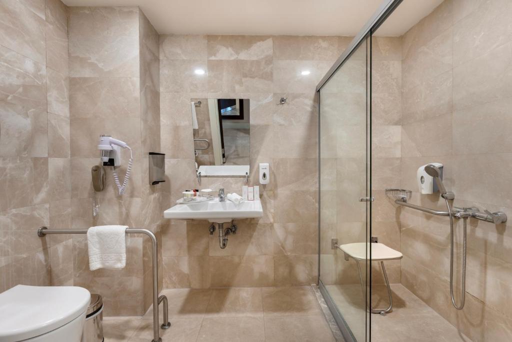 Трёхместный номер Deluxe с частичным видом на море в Ramada Plaza by Wyndham Antalya