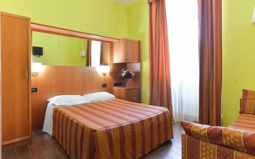 Double room (full double bed)