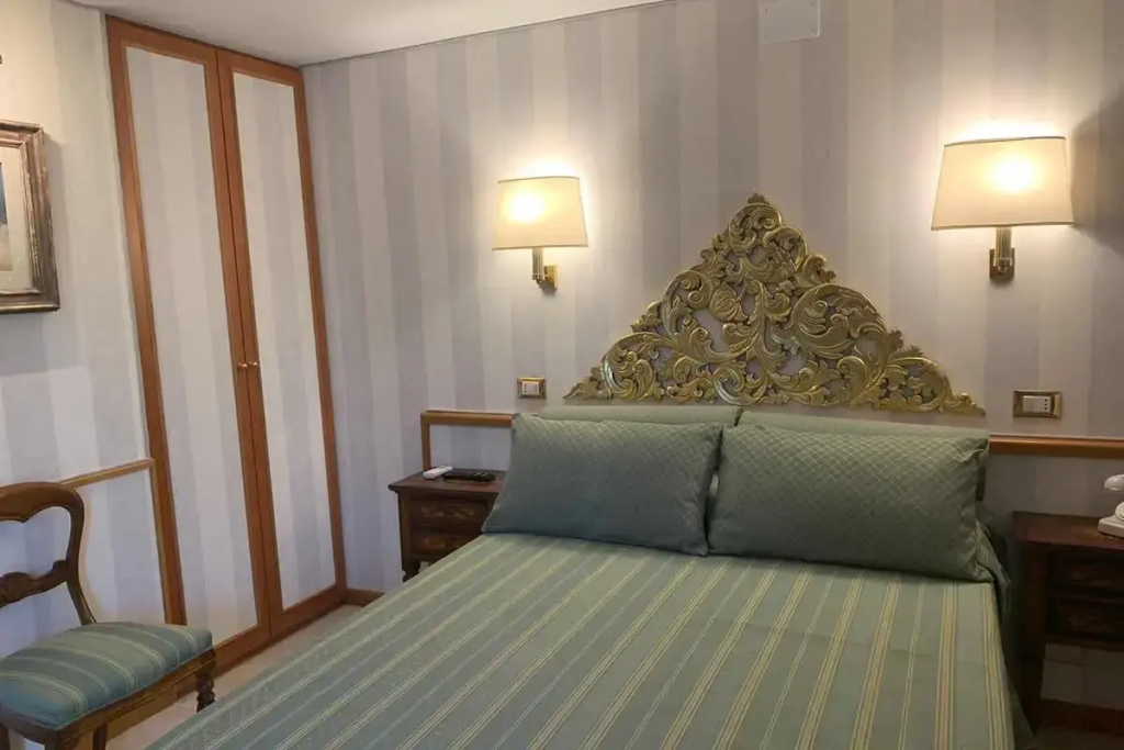 Vintage Double room (full double bed)