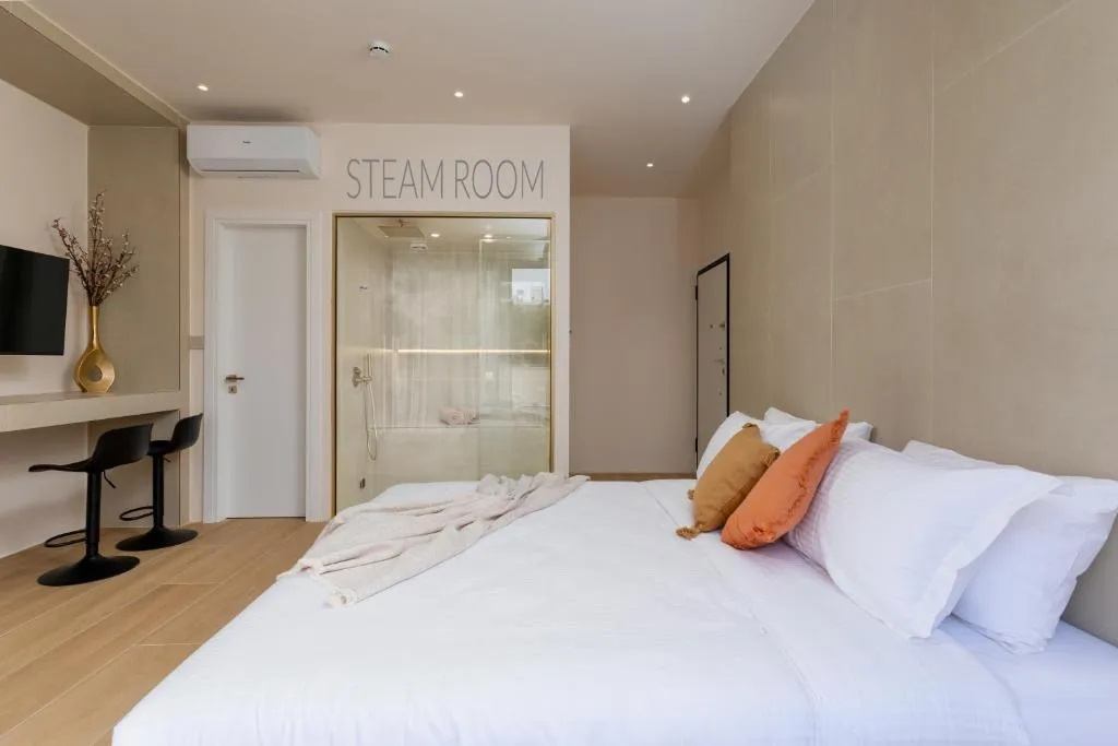 Double Ground Floor with Private Yard Suite with Private Steam Room (full double bed)