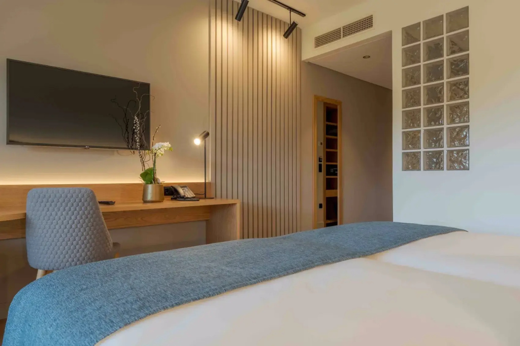 Single room with balcony and with garden view