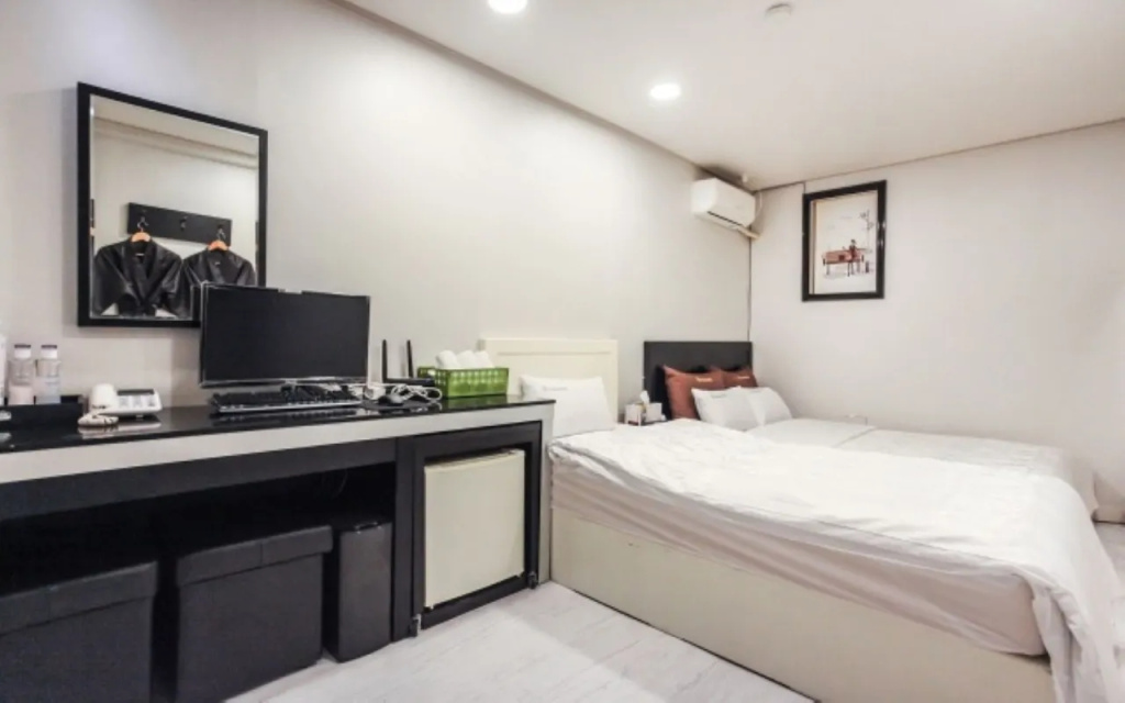 Deluxe Double room (full double bed)