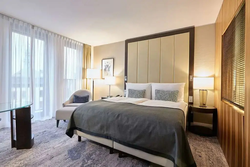 Classic Double room with city view (full double bed)
