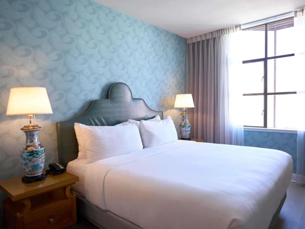 Deluxe Double room with city view (full double bed)