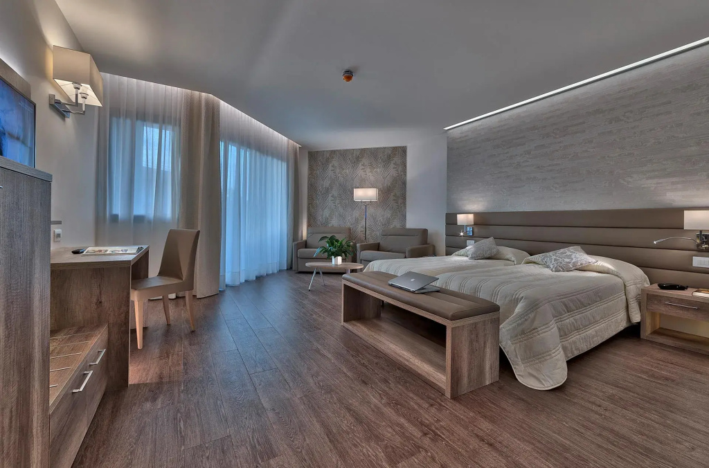 Double Junior Suite (full double bed)