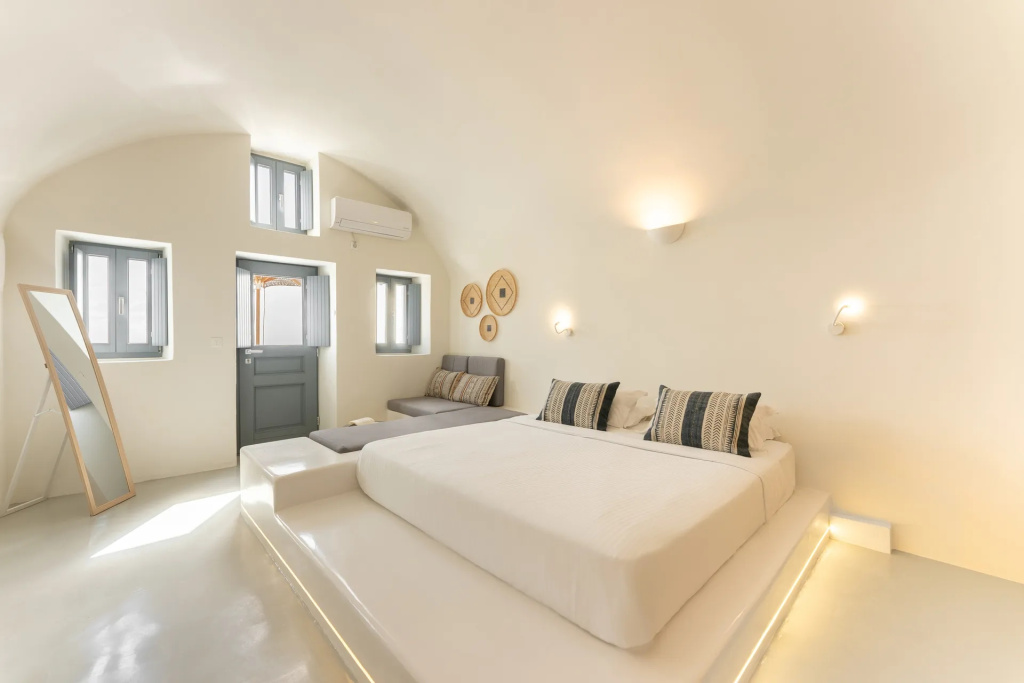 Double Junior Suite with Caldera View (full double bed)