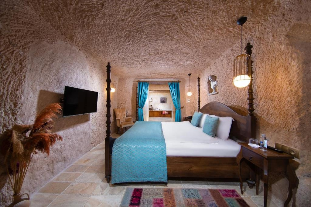 Underground Cave Jaccuzi Double room (full double bed)