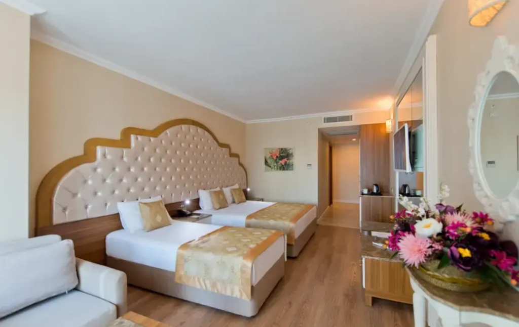 Standard Triple room with land view