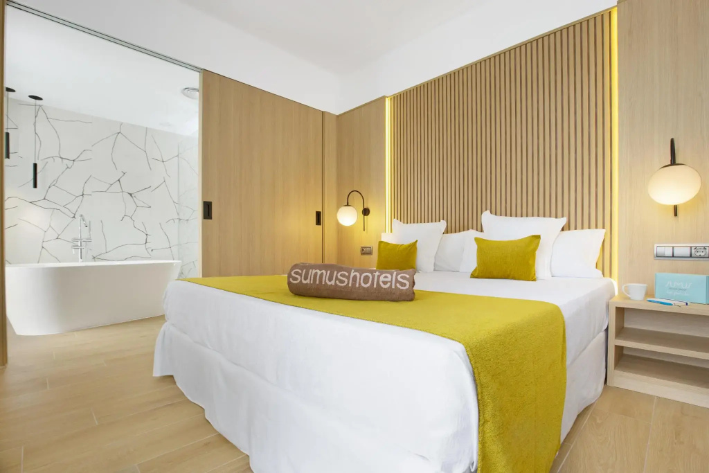 Exclusive Double room with garden and mountain view (full double bed)