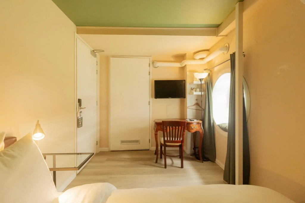 Junior Double room (full double bed)