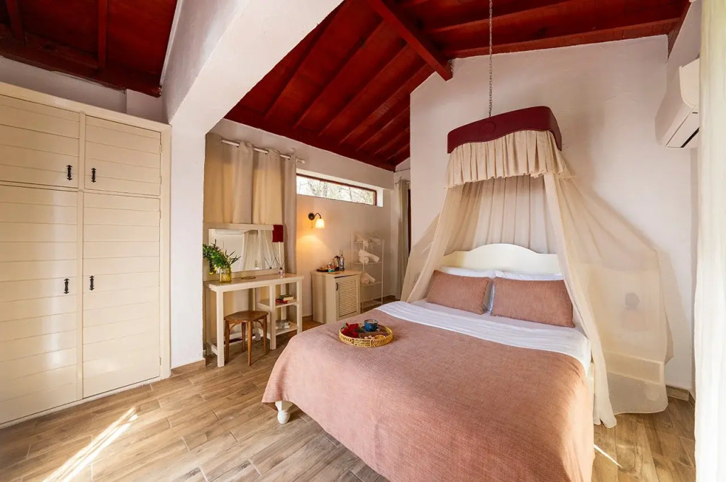 Honeymoon Double Stone House (full double bed)