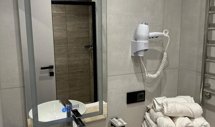 Трёхместный номер Стандарт c 1 комнатой с балконом и с красивым видом из окна в Изумруд