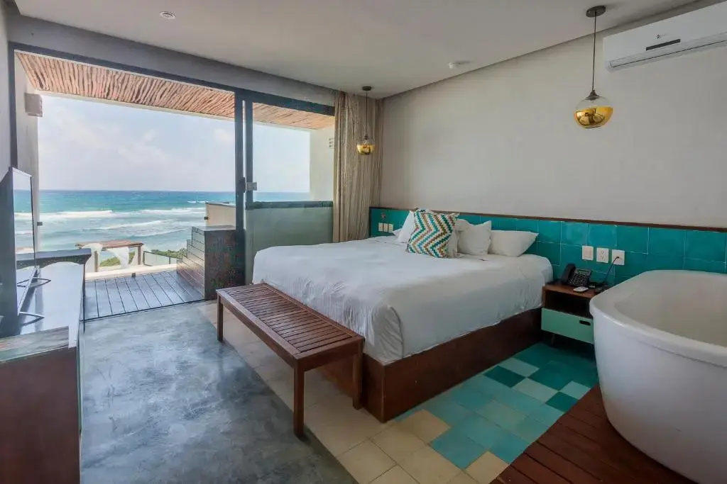 Deluxe Double Suite with balcony and oceanfront full double bed