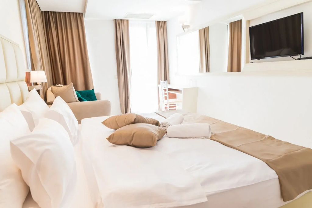 1 Bedroom Luxury Double Apartment with balcony and with sea view (full double bed)