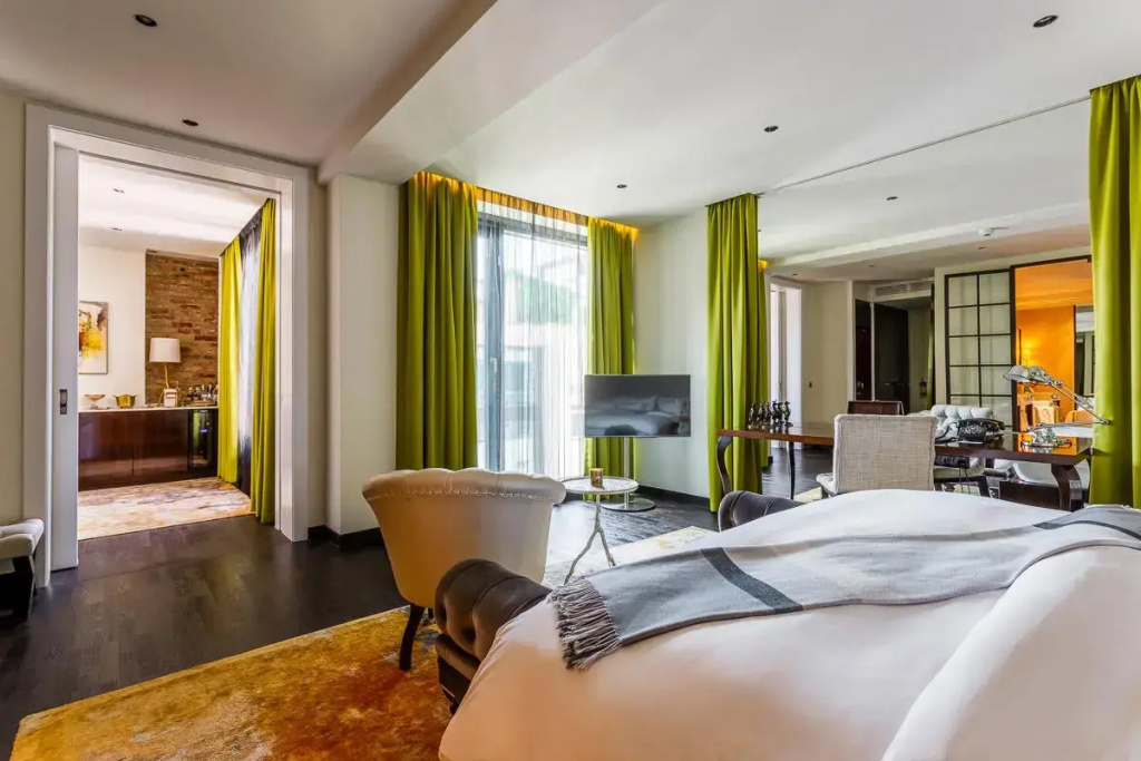 Double Studio Suite full double bed