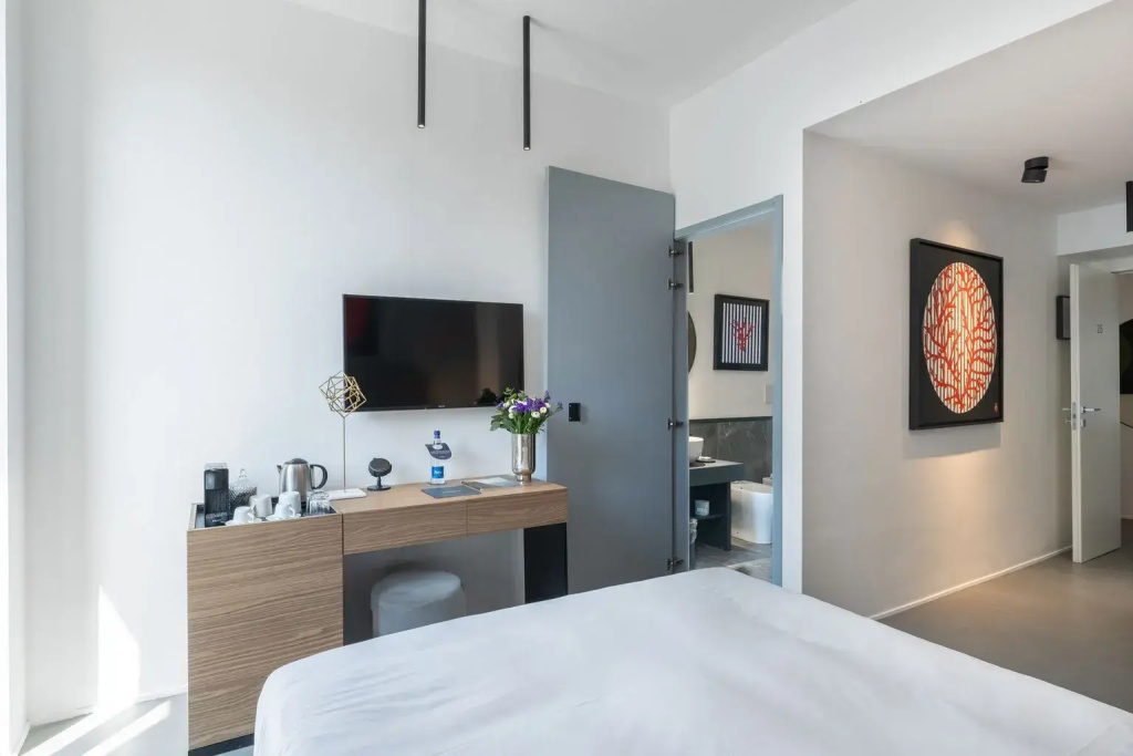 Comfort Double room with balcony and with partial sea view (full double bed)