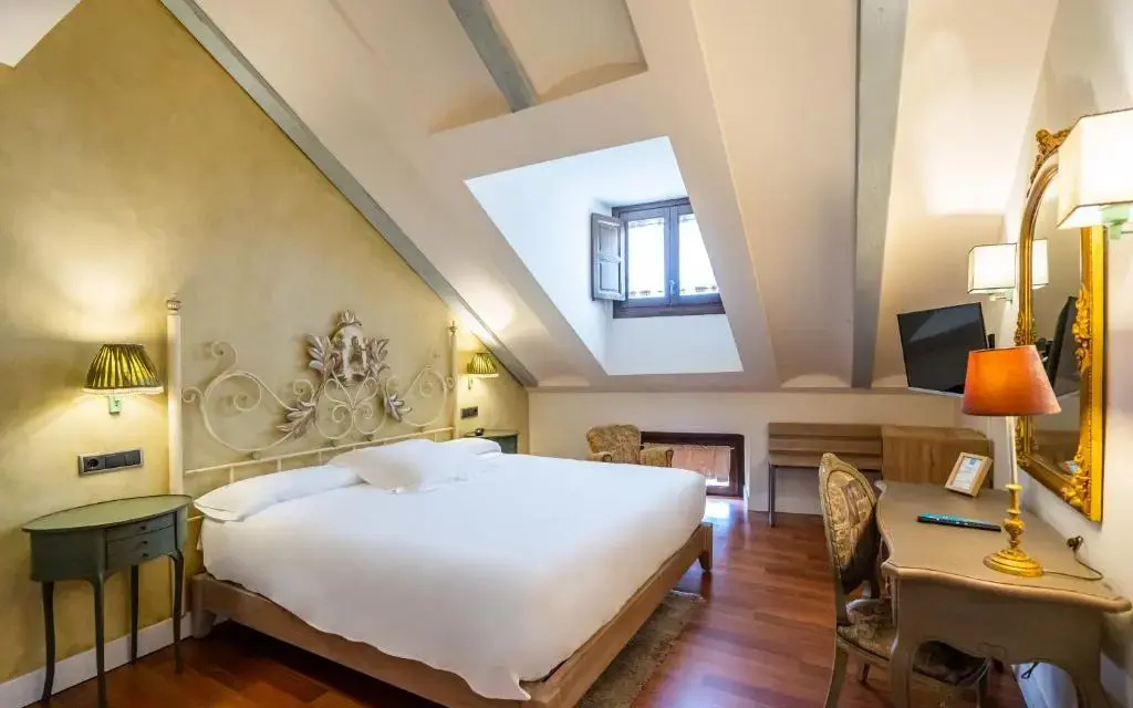 Double room (full double bed)
