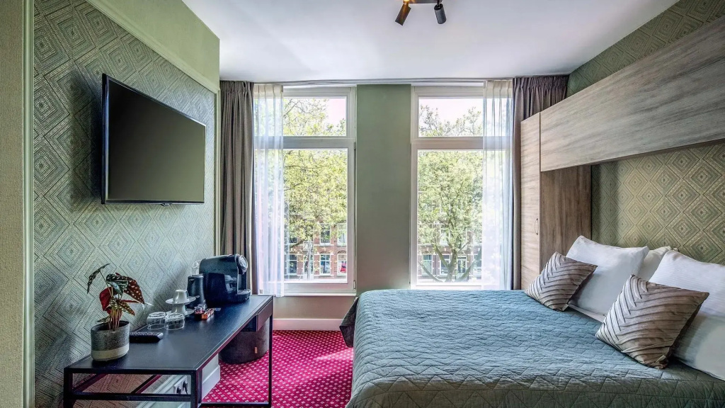 Double room (full double bed)