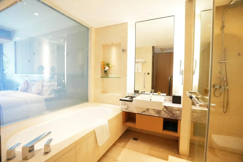 Grand Double room (full double bed)