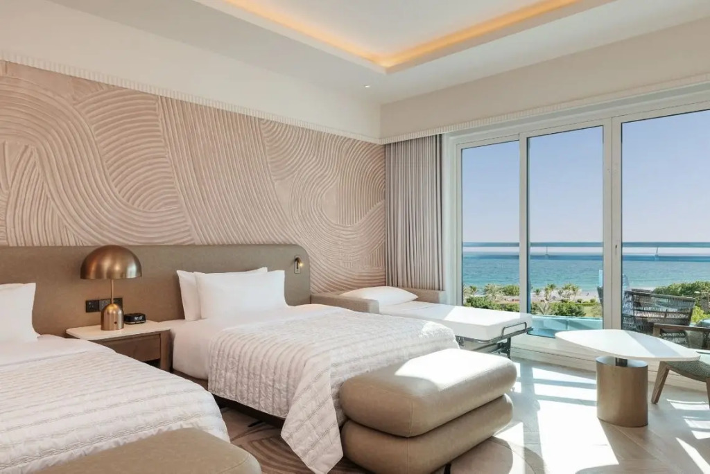 Двухместный номер Renovated Superior с балконом и с видом на море 2 отдельные кровати в Le Meridien Al Aqah Beach