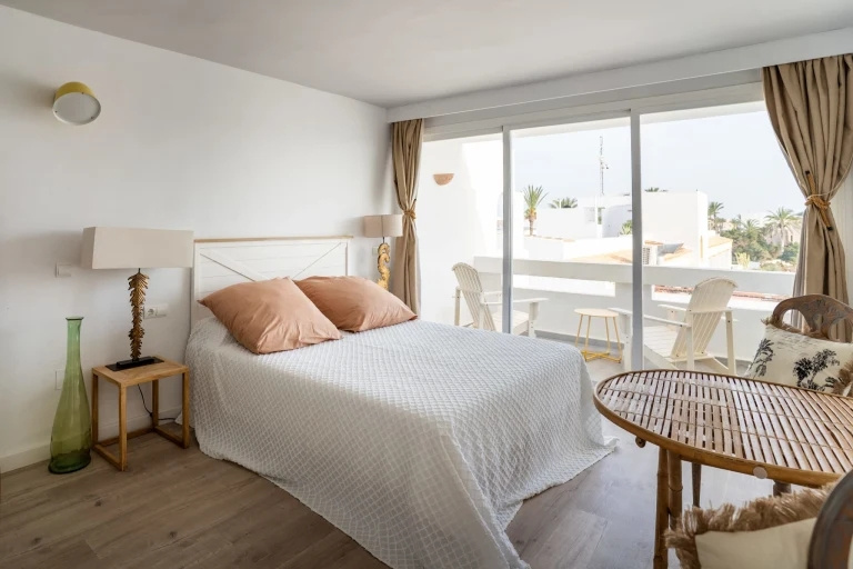 White Double Studio with partial sea view (full double bed)