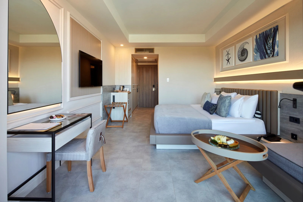 Deluxe Double room with side sea view (full double bed)