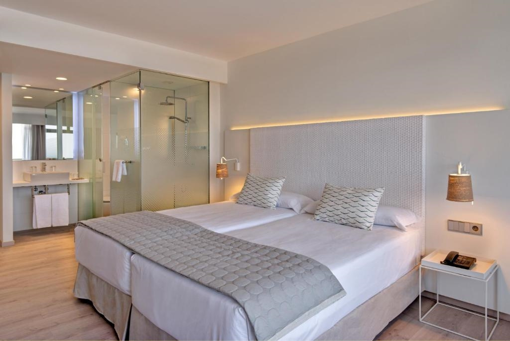 Double room with balcony and with ocean view (twin beds)