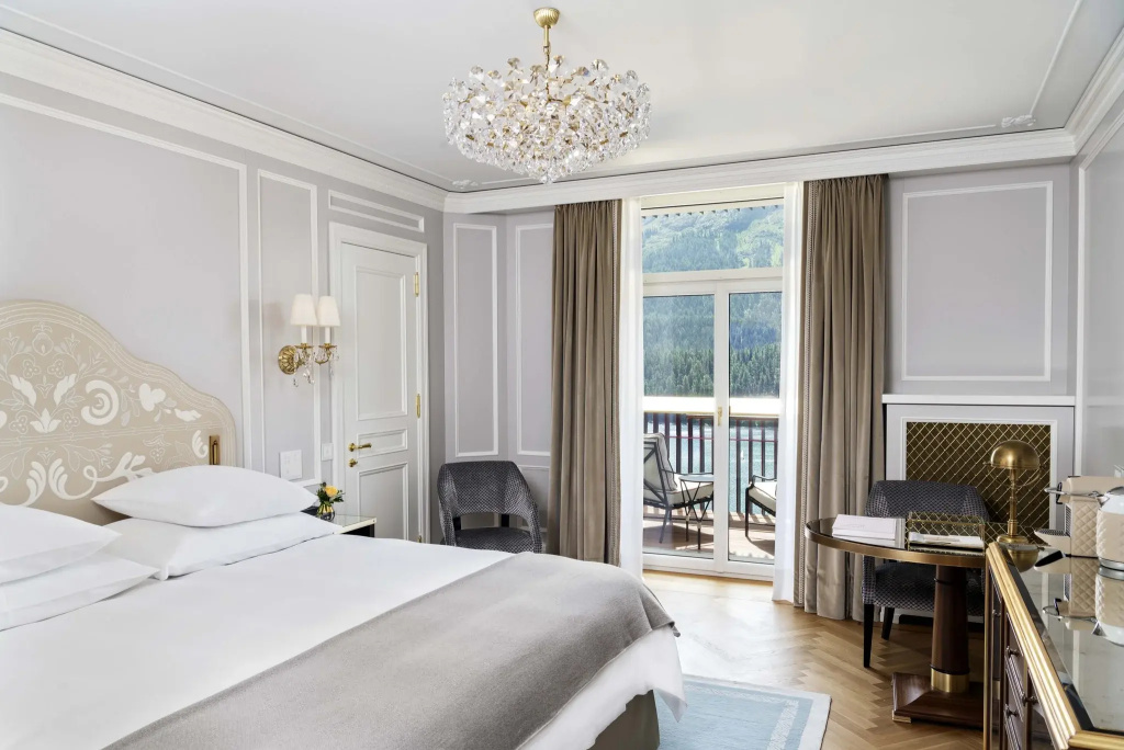Signature Double room with balcony and Lake View (full double bed)