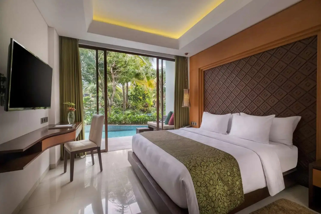 Deluxe Access Double room Pool View (full double bed)