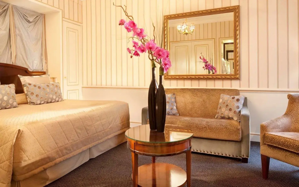 Napoleon Hotel 50