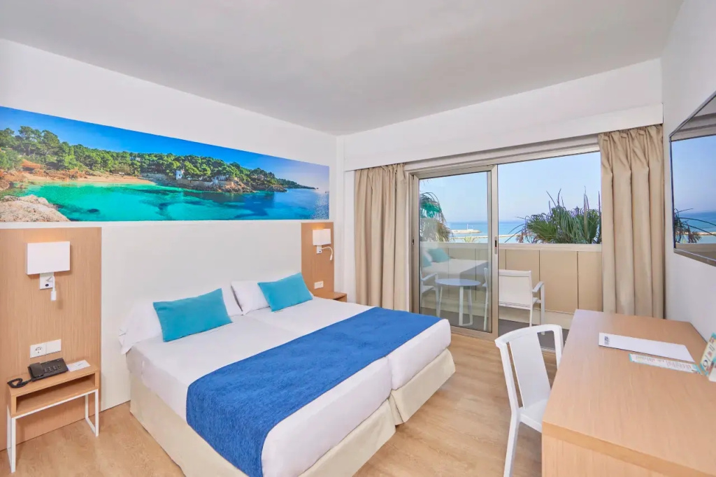 Standard Triple room with side sea view
