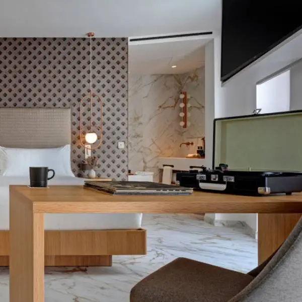 Artist's Double Suite (full double bed)