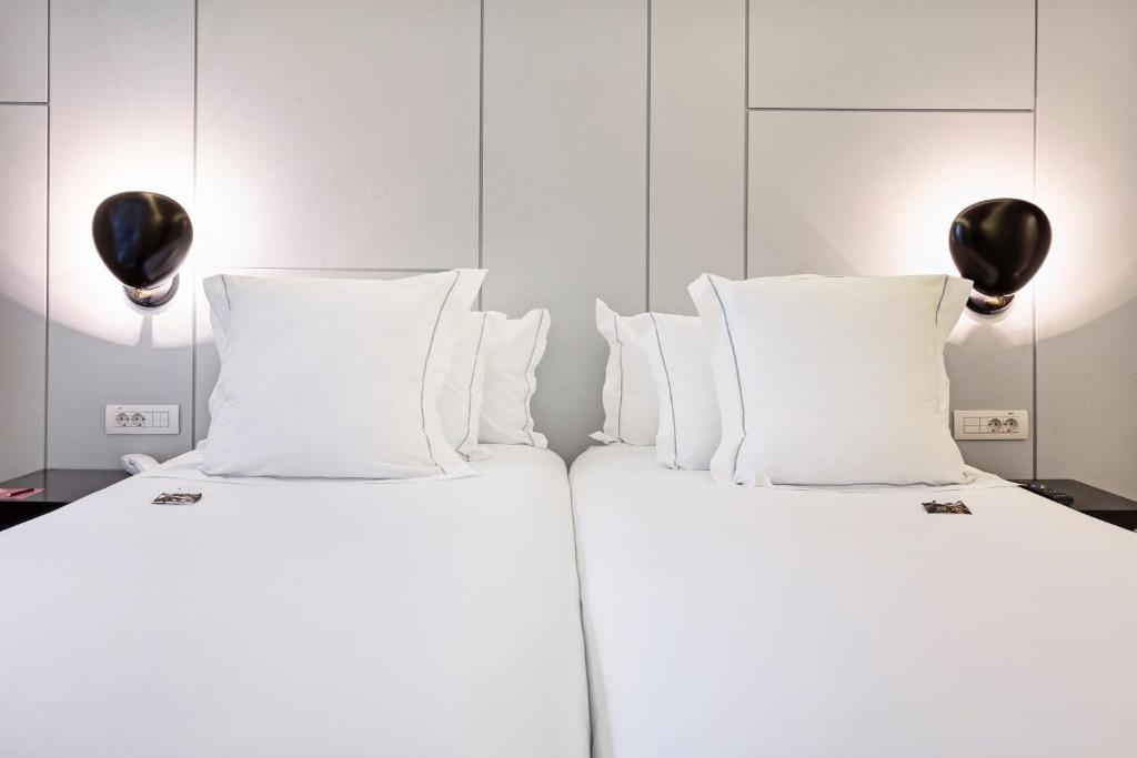 One Shot Standard Double room with balcony (twin beds)