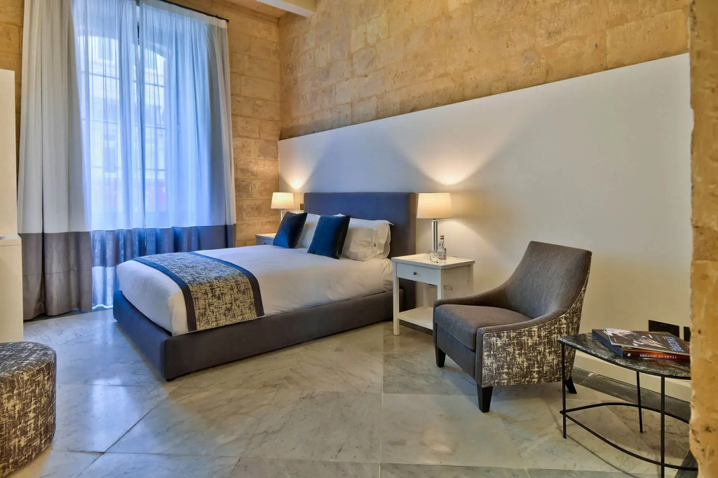 Deluxe Double room with city view (full double bed)