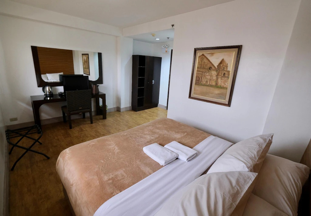 Deluxe (no window) Double room (full double bed)