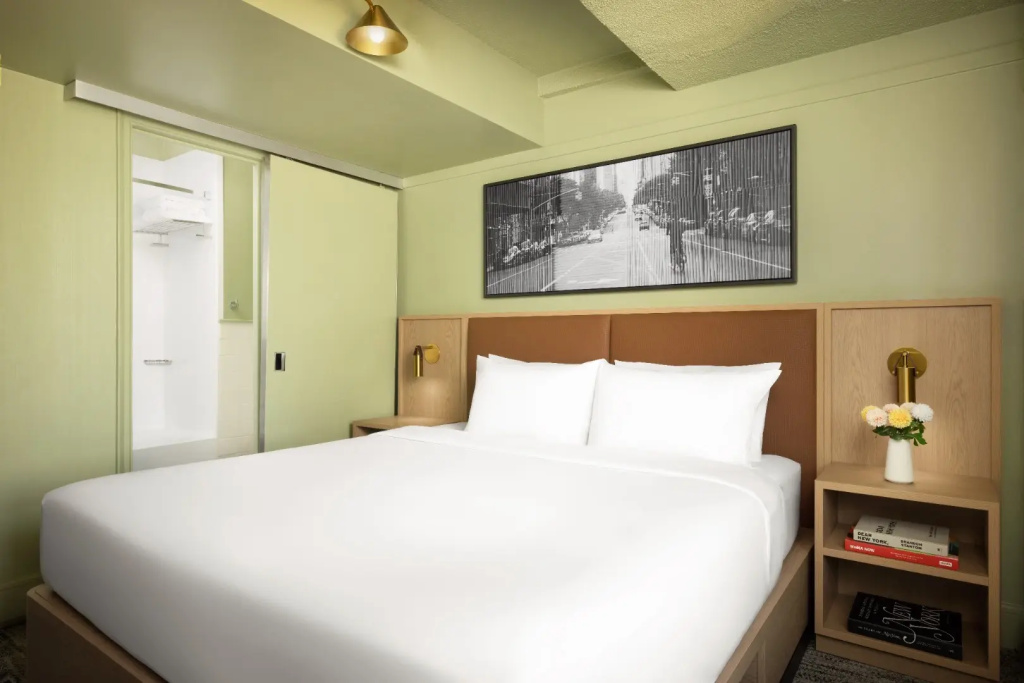 Deluxe Double room (full double bed)