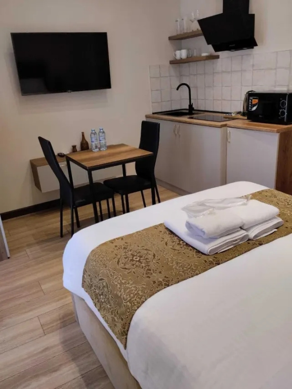 Double room (full double bed)