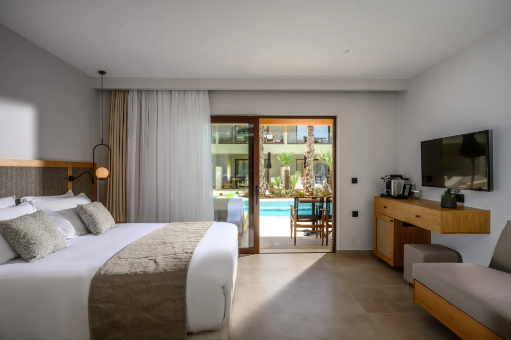Deluxe with Sharing Pool Double room (full double bed)