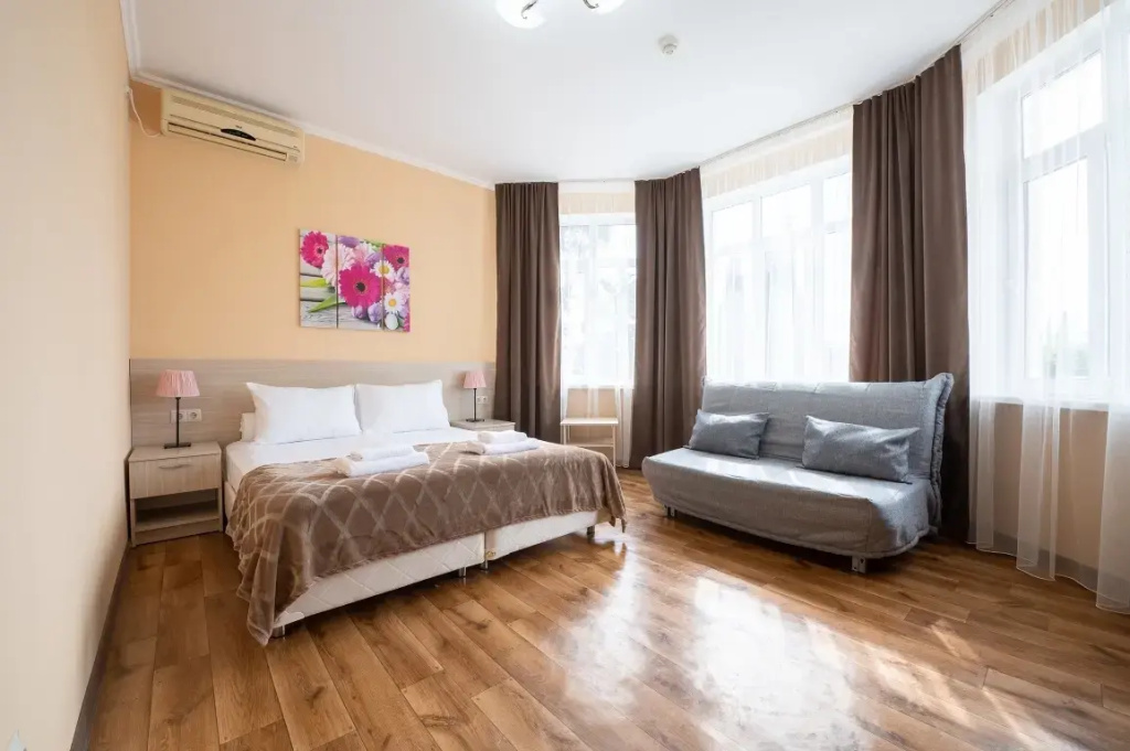 2 Bedrooms Family room with balcony