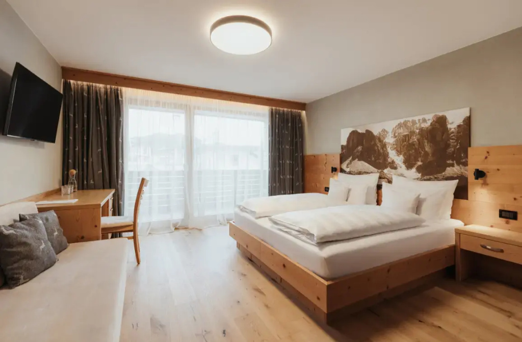 Cir Double room (full double bed)